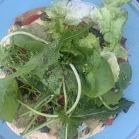 Farinata (Pfannkuchen aus Kichererbsen) mit Humus, Gemüse, wildkräutersalat und Veganem Mozarella   at Tiny Soul Cafe & Deli in Kochel Am See