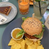 Soul Burger, Grüner Eistee, Frischer ACE-Saft & Salted Caramel Peanut Cake   at Tiny Soul Cafe & Deli in Kochel Am See