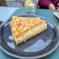 Veganer Bienenstich (Empfehlung) at Tiny Soul Cafe & Deli in Kochel Am See