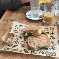Glutenvrije tosti met vegan kaas, tomatenchutney, spinazie en pompoenpitten at Happy Tosti in Deventer