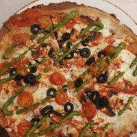 Deliciosa pizza veggie con opción de queso vegano at Naked and Sated - Maestro Victoria in Madrid