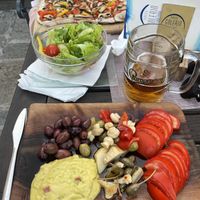 Die Pizza Vegan, Gemischter Salat und Vege Tapas   at Caffe Galeria in Piran