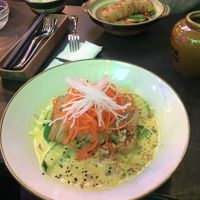 Vorne: Grünes Curry mit gebratenem „Hühnchen“ und hinten mit gebratener „Ente“   at Ngon Ngon 1970s in Cologne