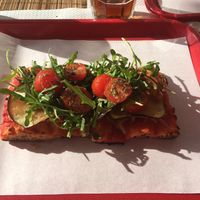 Vegan pizza with chesse, rocket, aubergine and cherry tomatoes at Buono - La Pizza Al Taglio in Quarteira