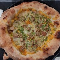 Pizza Girasole: funghi porcini, crema di zucca, pistacchi, mozzarella di riso at I Partenopei in Brescia