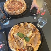 2 vegan pizza’s with vegan meat and vegan cheese (forgot their Italian names)  at I Partenopei in Brescia