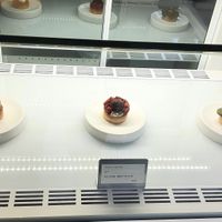 display of desserts (vegan options labelled) at Perlen - 펠른 in Seoul