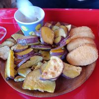 Nuggets e batata doce frita at Roots in Aljezur