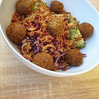 Cher mais très bon! 2 plats proposés sont vegan mais on peut choisir soi-même ses ingrédients aussi. En gros y a du tofu ou des falafels comme protéines. #Veganuary at Happy Bowl in Morges