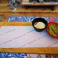 Prima beyond burger. Wat patatjes erbij en kimchi saus. De guacamole was nog over van het nacho snackje dat we bij onze biertjes kregen. at Zorro Viejo in Granada