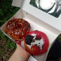 Creme brulee und berry donuts at JUICY in Halle