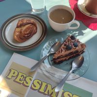 Cinnamon roll and chocolate cake at Pessimismitalo in Puolanka