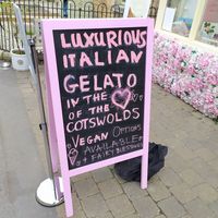 Outside sign showing Vegan options 🙂 at Fairy Gelato & Cakes Lora Nova in Bourton-on-the-water
