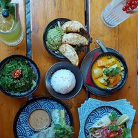 Wakame salad, dumplings with tempeh, curry, tacos, summer rolls and cocktails 🍸 😋 at Nyom in Berlin