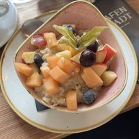 Haferporridge mit saisonalen Früchten  at Hafenstadt Urban Area in Klagenfurt