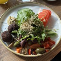 Tel Aviv Frühstück - hinten im Bild Cappucino mit Hafermilch  at Hafenstadt Urban Area in Klagenfurt