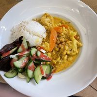 Blumenkohl-Kichererbsen-Curry mit Basmatireis  at Aha Cafe in Dresden