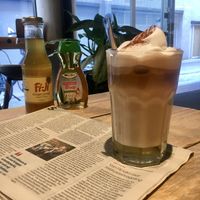 Vegan ijskoffie met gembersiroop, dubbele espresso, havermelk en plantaardige room! 🤩  at Bibliotheek Oosterschelde in Goes