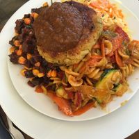 Zikade-Teller: Bratling und drei Salate  at Zikade in Cologne