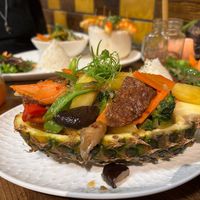 Veganes Rindfleisch in einer Ananas serviert,dazu Knoblauch Soße, Reis und Wildkräuter Salat at Loi Xua in Speyer