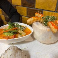 Vegane Riesengarnelen in einer Kokosnuss serviert,dazu Reis Thai Curry Sauce und Wildkräuter Salat at Loi Xua in Speyer