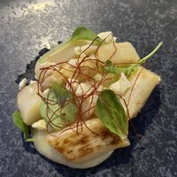 espárragos con puré de patata ahumada y crispis de piña  at Sucot in Valdepenas