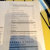 Iced coffee, hot chocolate and tea menu at Tartoer in Antwerpen
