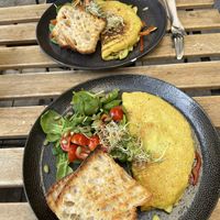 Vegane Omelettes mit Gemüse, getosten Brot und Salat   at Linka in Budapest