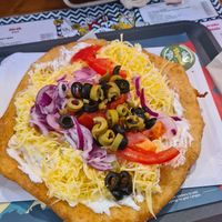 Langos mit Gemüsetopping at Retró Lángos Budapest in Budapest