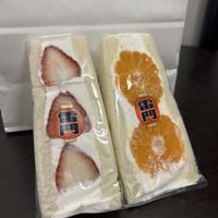 いちごのフルーツサンドとみかんのフルーツサンド  at Hatoya's Vegan Fruit Sandwiches in Tokyo