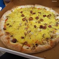 Pizza Vegetariana with vegan cheese and onions i/o green pepper at Pizza Venetto in Pissouri
