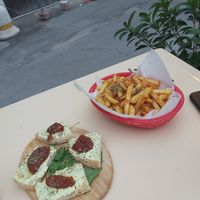 Bruschette maionese pomodoro menta e patatine con paprika at Alibi in Palermo
