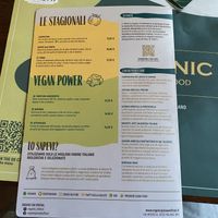 Drei vegane Optionen für deine Pizza, mit veganem Mozzarella.  at Organic Pizza & Food in Milan