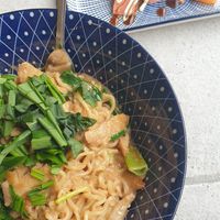 Mienudeln mit "Hähnchen" und Erdnusssoße, veganes Sashimi at GOOD in Bad Windsheim