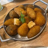 Bolinho de feijoada, bolinho de baião, coxinha de jaca e dadinho de tapioca   at São Saruê in Sao Paulo