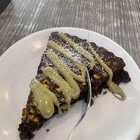 Veganer Schokokuchen mit Pistaziencreme  at Charme Cafè in Olbia