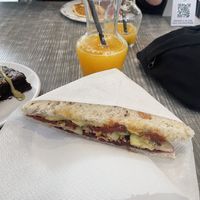 veganes Sandwich mit roter Beete und Avocado  at Charme Cafè in Olbia