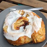 Cinnamon bun at FRÂN Las in Llanberis