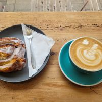 Cinnamon Siwrl and Latte at FRÂN Las in Llanberis