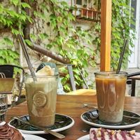 Dirty Chai (rechts ohne Eiscreme vegan) ✨ at Kapai Kaffeehaus in Braunschweig