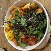 Tofu crispy, mangue, menthe, algues nori, tomates cerises   at Poké House - Louvain-La-Neuve in Louvain-la-neuve