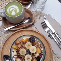 Chia pudding, matcha latte, chai latte at Biomio Brunch Ecológico in Sevilla