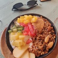 Yogur con fruta de temporada, granola de avena y crema de almendras home-made. todo es perfecto, puedo que recommandarlo. ♥️♥️ at Biomio Brunch Ecológico in Sevilla