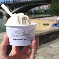 Vainilla con chocolate y avellana at Gioelia in Sevilla