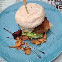 Met lekkere groente chips erbij at Le Val Joli in Tellin