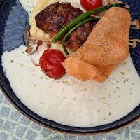 Vegan 'eend'van knolselderij met housinsaus. Wij gaven deze een 10 uit 10. Heel en lekker at Le Val Joli in Tellin