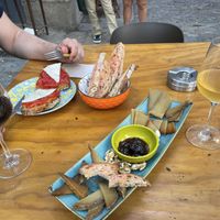 Vegane Käseplatte, Tomatenbrot und Gemüsebrot  at La Garrina Natural Wine Bar in Girona