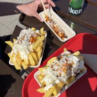 Vegan pommes spezial und frikandel spezial  at De Lekkerbek in Vrouwenpolder