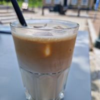 Iced Caffé Latte Caramel met havermelk at 'Ccino Caffetteria Paninoteca in Brielle