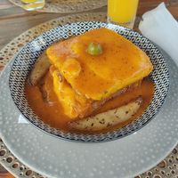 Francesinha com queijo vegan #Veganuary at Pimpinelas Coffe Shop Vegetariano in Santa Cruz Madeira